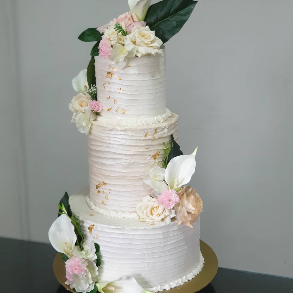 17 Three-Tier Wedding Cakes That Make Show-Stopping Desserts